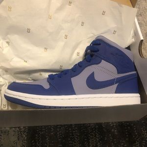 Woman’s Air Jordan 1 Mid Se